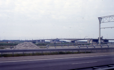 DIA42753 De Hartelbrug, gezien vanaf de A15; 1985