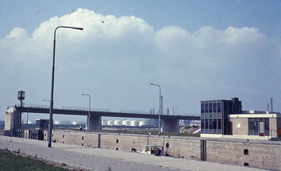 DIA42755 De Hartelbrug in aanbouw, op de voorgrond de Voornse sluis; 1968