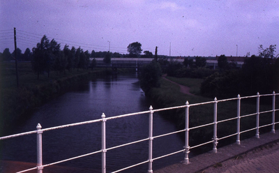 DIA42780 Vanaf de Derde Heulbrug zicht op de brug van de Baljuwlaan over de Vierambachtenboezem ; ca. 1990
