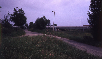 DIA42781 De brug van de Baljuwlaan over de Vierambachtenboezem ; ca. 1990