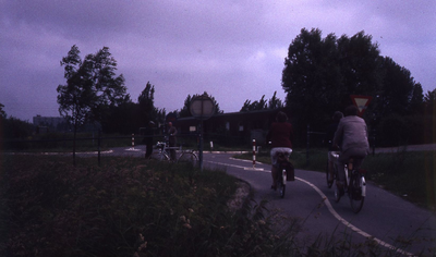 DIA42785 Fietsers bij de kruising van de Rietbroekweg en Malledijk; ca. 1990