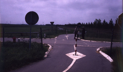 DIA42786 Fietsers bij de kruising van de Rietbroekweg en Malledijk; ca. 1990