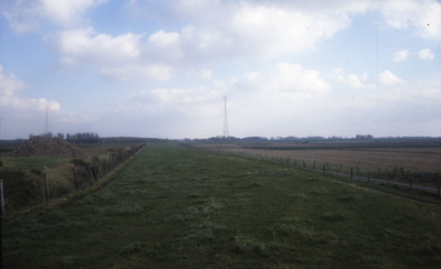 DIA42837 De Papendijk, op de achtergrond de hoogspanningsleiding over de Oude Maas; September 1988