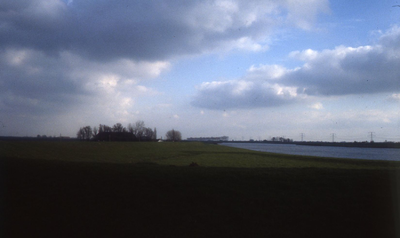 DIA42844 Buitendijks gebied achter de Aaldijk. Op de achtergrond de boerderij Bouwlust (Aaldijk 1); September 1988