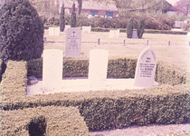 DIA42983 Oorlogsgraven op de begraafplaats aan de Vredehofstraat voor de twee Engelse piloten Pilot Officer M.H. ...