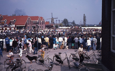 DIA43016 Koninginnedag in Spijkenisse: sprietlopen over de haven; 30 april 1985