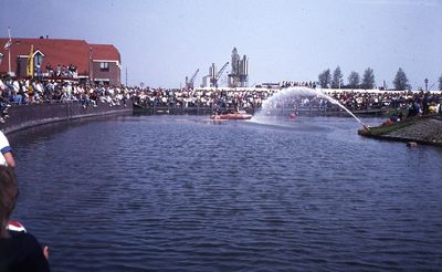 DIA43019 Koninginnedag in Spijkenisse: sprietlopen over de haven; 30 april 1985