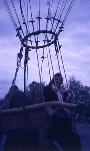 DIA43028 Luchtballon boven Spijkenisse tijdens Koninginnedag. Reclame voor de lokale krant Botlek; 30 april 1978