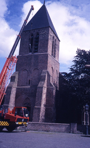 DIA43030 Installeren van de klokken van het nieuwe carillon in de toren van de Dorpskerk; 1988