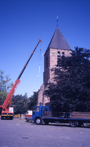 DIA43035 Installeren van de klokken van het nieuwe carillon in de toren van de Dorpskerk; 1988
