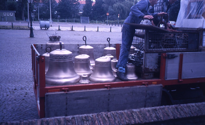DIA43037 Installeren van de klokken van het nieuwe carillon in de toren van de Dorpskerk; 1988