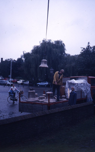 DIA43038 Installeren van de klokken van het nieuwe carillon in de toren van de Dorpskerk; 1988