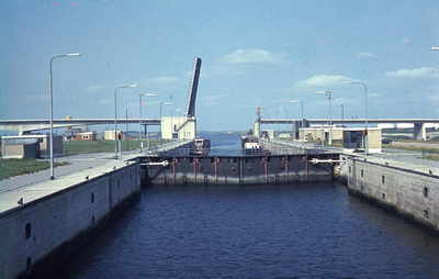 DIA43061 De Grote Hartelsluis, op de achtergrond de Hartelbrug in aanbouw; ca. 1969