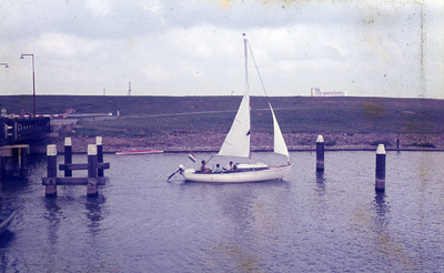 DIA43064 Een zeilboot is voorbij de ophaalbrug bij de Kleine Hartelsluis; ca. 1969