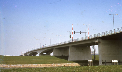 DIA43081 De Hartelbrug is gereed; ca. 1969