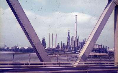 DIA43083 De industrie gezien vanaf de Botlekbrug; ca. 1969
