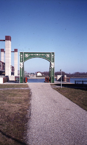 DIA43111 De poort van de oude Spijkenisserbrug naast de nieuwe Spijkenisserbrug; ca. 1980