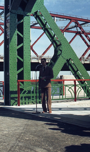 DIA43115 Overdracht van de poort van de oude Spijkenisserbrug; 5 mei 1980