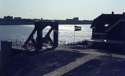 DIA43118 Overdracht van de poort van de oude Spijkenisserbrug; 5 mei 1980