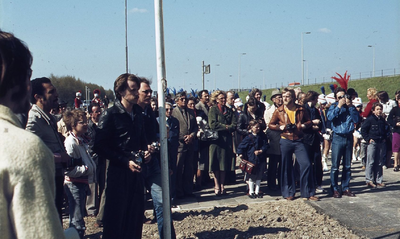 DIA43119 Overdracht van de poort van de oude Spijkenisserbrug; 5 mei 1980