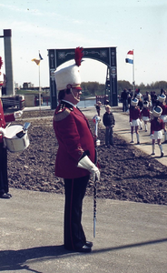DIA43122 Overdracht van de poort van de oude Spijkenisserbrug; 5 mei 1980