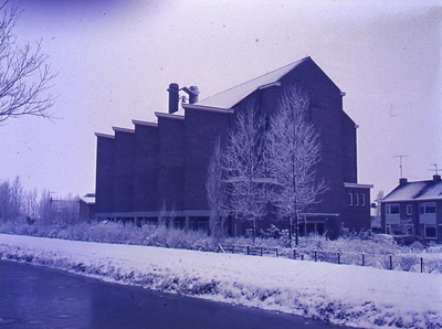 DIA43207 De Ontmoetingskerk in de sneeuw; ca. 1970