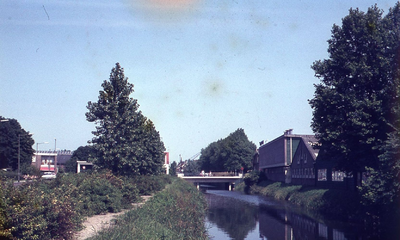 DIA43215 De brug over de Vierambachtenboezem ter hoogte van de Stationsstraat; ca. 1968