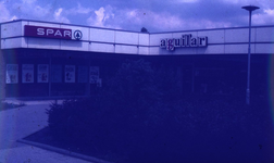 DIA43248 Winkelcentrum Sterrenhof: de Spar en Aguilar; ca. 1972
