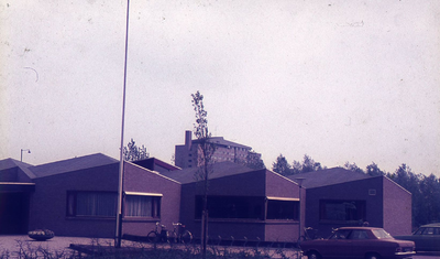 DIA43250 De Bibliotheek, op de achtergrond de Marckenburgh; ca. 1972