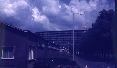 DIA43260 Bedrijven langs de Randweg, op de achtergrond de Marrewijkflat; ca. 1975