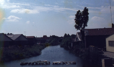 DIA43291 De haven van Spijkenisse, met links loodsen van de Oostkade; ca. 1975