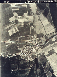 DIA43319 Luchtfoto van Spijkenisse, gemaakt door de RAF in de Tweede Wereldoorlog; 10 april 1944