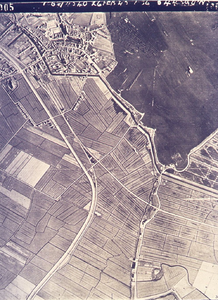 DIA43320 Luchtfoto van Spijkenisse, gemaakt door de RAF in de Tweede Wereldoorlog; 26 februari 1945