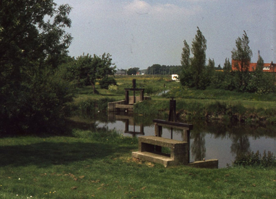 DIA43449 Twee sluisjes die uitwateren in de Vierambachtenboezem, ter hoogte van de Vierde Heulbrug bij de Malledijk; ca. 1986