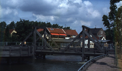 DIA43467 Brug over de haven als verbinding tussen de Oostkade en Westkade; ca. 1986