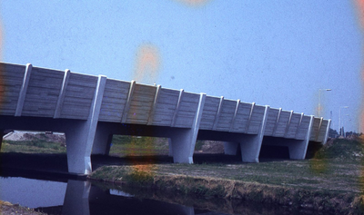 DIA43487 De brug van de Baljuwlaan over de Vierambachtenboezem; ca. 1986