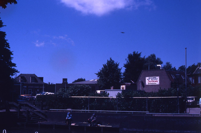 DIA43532 De Westkade, gezien vanaf de Oostkade. Op de achtergrond de Nieuwstraat; ca. 1986