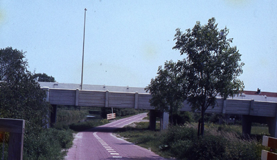 DIA43543 De brug van de Baljuwlaan over de Vierambachtenboezem; ca. 1986