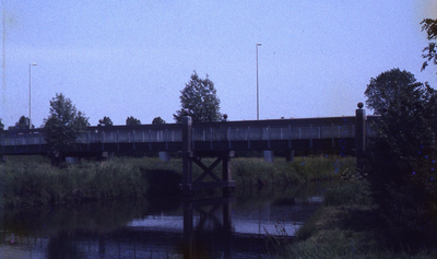 DIA43547 Fietsbrug over de Vierambachtenboezem, parallel aan de Baljuwlaan; ca. 1986