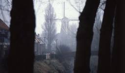 DIA43568 Brug van de Smidsslop over de Vierambachtenboezem. Op de achtergrond molen Nooitgedacht; ca. 1978
