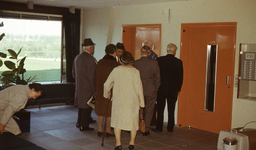 DIA43570 Verzorgingstehuis De Marckenburgh: gezelschap bij de lift; ca. 1978
