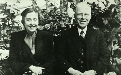 DIA43596 Dokter Rademacher met zijn vrouw tijdens zijn 25-jarig jubileum als arts in Spijkenisse; 1946