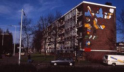 DIA43652 Flat met kunstwerk aan de zijkant op de hoek van de Rozenlaan en de Margrietstraat; ca. 1995