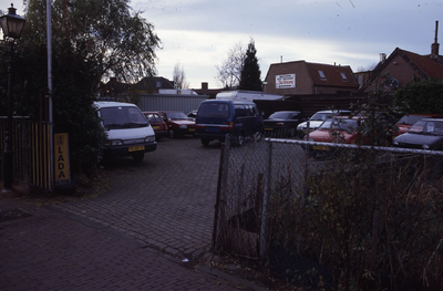 DIA43735 Parkeerplaats bij een bedrijf aan de Westkade; ca. 1999