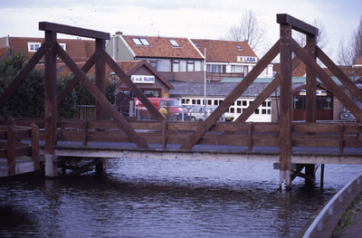 DIA43745 Houten brug over de haven, richting de Westkade; ca. 1999