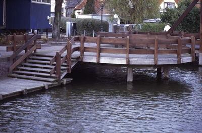 DIA43746 Houten brug over de haven, richting de Westkade; ca. 1999