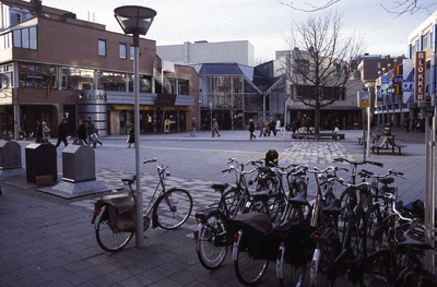 DIA43787 Het plein bij de Uitstraat, het het Theater De Stoep en het ABC complex; ca. 1999