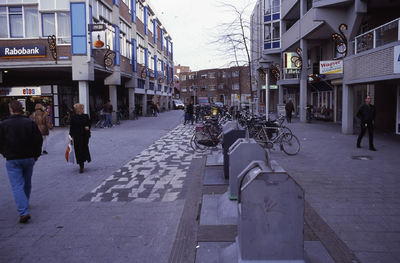 DIA43788 Vuilcontainers en fietsen in de Uitstraat; ca. 1999