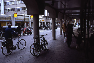 DIA43789 Vuilcontainers en fietsen in de Uitstraat; ca. 1999