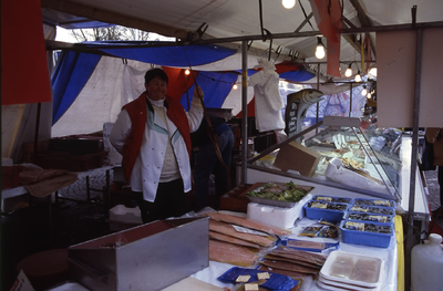 DIA43824 Markt op het Kerkplein: viskraam; ca. 1999